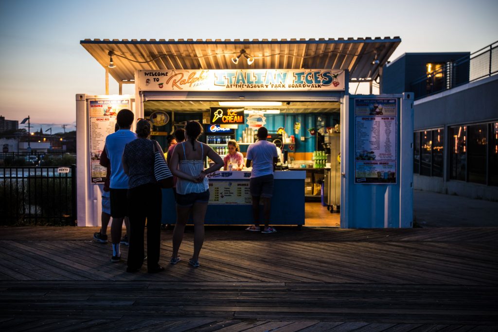 Sommerabend am Boardwalk von Asbury Park, NJ